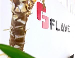 Das-ist-unser-neues-FLAVE-Logo-in-Übergröße-und-in-edlem-Glasdesign-im-FLAVE-Büro-im-Stadion-Center-in-Wien